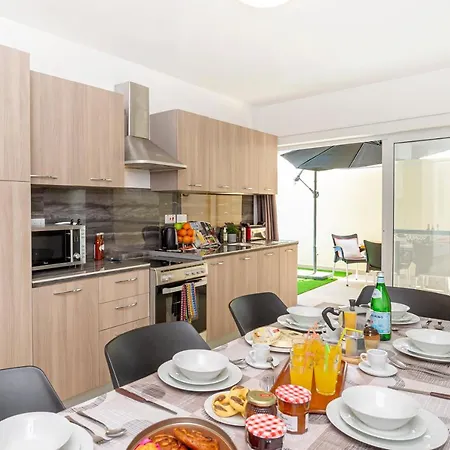 Summer Breeze 3 Bedroom Family Maisonette With Sunny Terrace In - By Getawaysmalta * المليحة
