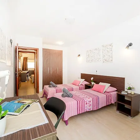 Summer Breeze 3 Bedroom Family Maisonette With Sunny Terrace In - By Getawaysmalta شقة *