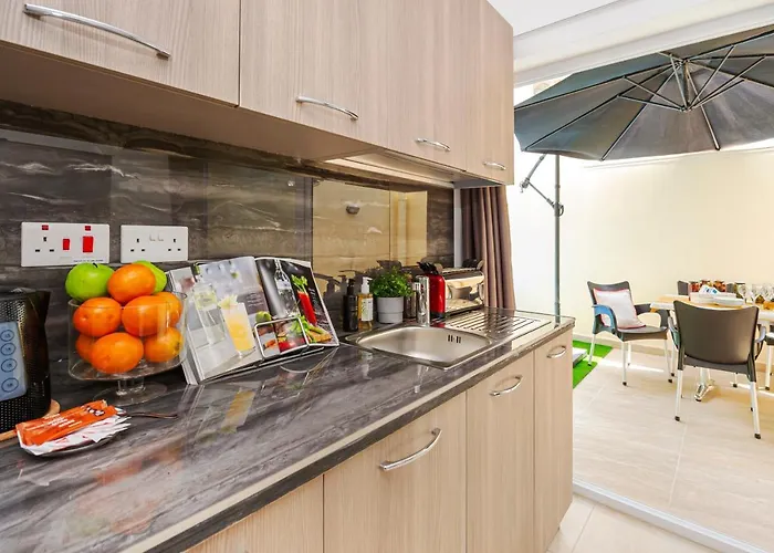 Summer Breeze 3 Bedroom Family Maisonette With Sunny Terrace In - By Getawaysmalta 公寓 梅利哈