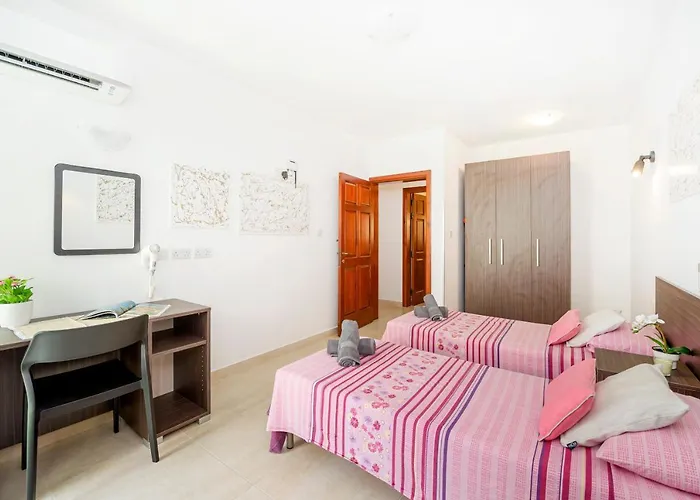 Summer Breeze 3 Bedroom Family Maisonette With Sunny Terrace In - By Getawaysmalta * 梅利哈