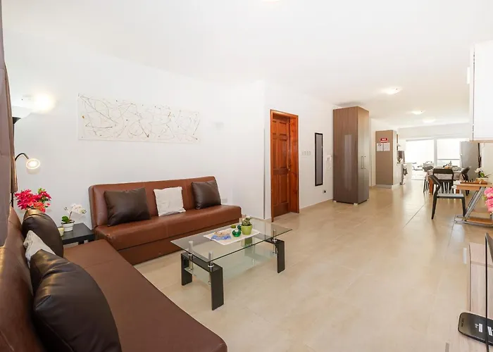 Summer Breeze 3 Bedroom Family Maisonette With Sunny Terrace In - By Getawaysmalta 梅利哈