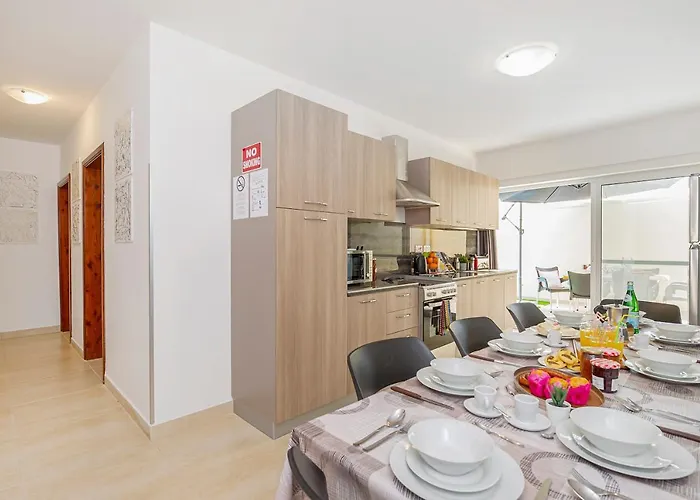 Summer Breeze 3 Bedroom Family Maisonette With Sunny Terrace In - By Getawaysmalta 公寓