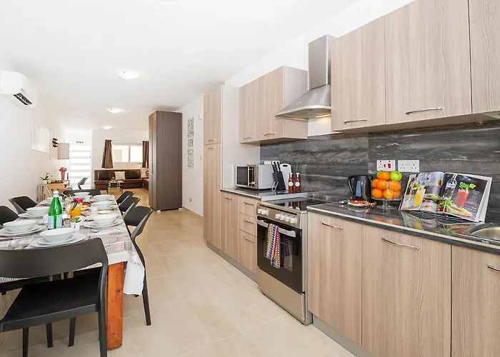 Summer Breeze 3 Bedroom Family Maisonette With Sunny Terrace In - By Getawaysmalta * 梅利哈