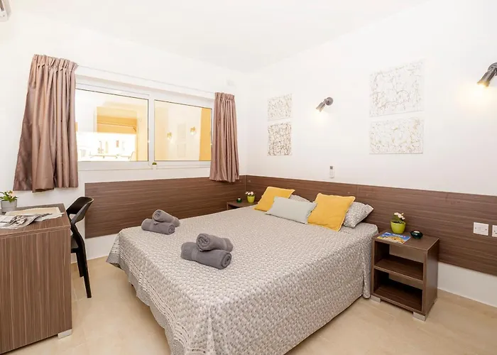 Summer Breeze 3 Bedroom Family Maisonette With Sunny Terrace In - By Getawaysmalta 公寓