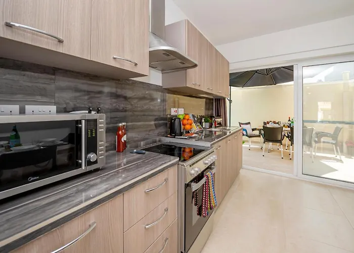 Summer Breeze 3 Bedroom Family Maisonette With Sunny Terrace In - By Getawaysmalta