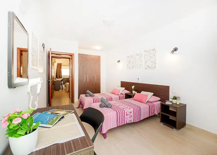 Summer Breeze 3 Bedroom Family Maisonette With Sunny Terrace In - By Getawaysmalta 公寓 *