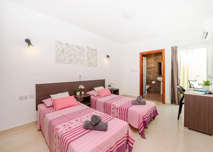 Summer Breeze 3 Bedroom Family Maisonette With Sunny Terrace In - By Getawaysmalta 公寓 梅利哈