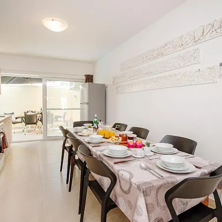 Summer Breeze 3 Bedroom Family Maisonette With Sunny Terrace In - By Getawaysmalta Apartman *