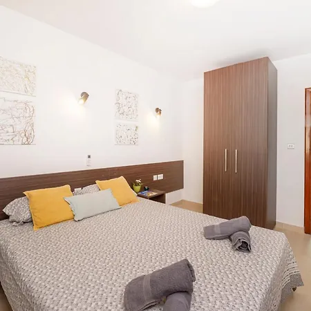 Appartement Summer Breeze 3 Bedroom Family Maisonette With Sunny Terrace In - By Getawaysmalta *