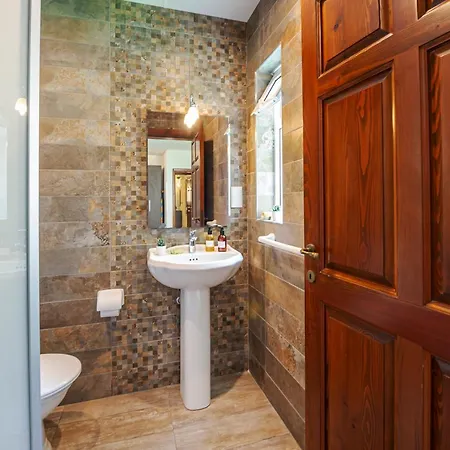 Apartman Summer Breeze 3 Bedroom Family Maisonette With Sunny Terrace In - By Getawaysmalta Mellieħa