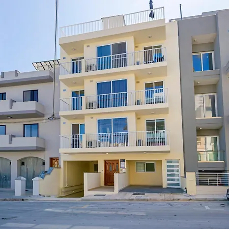 Appartement Summer Breeze 3 Bedroom Family Maisonette With Sunny Terrace In - By Getawaysmalta *