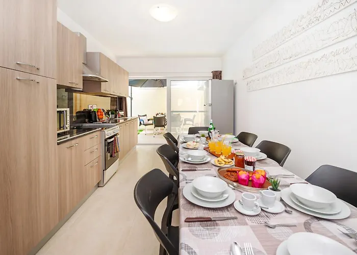 Summer Breeze 3 Bedroom Family Maisonette With Sunny Terrace In - By Getawaysmalta Apartament
