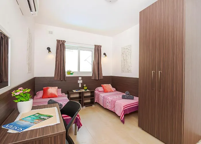 Summer Breeze 3 Bedroom Family Maisonette With Sunny Terrace In - By Getawaysmalta Apartament *